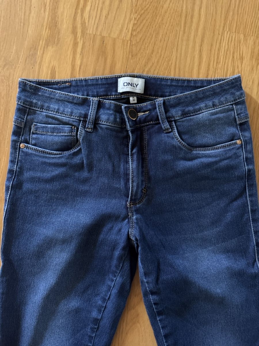 Only Jeans: Jeans ONLY dunkelblau Grösse M/30 – D'occasion à Rünenberg par ZwergLi100 1