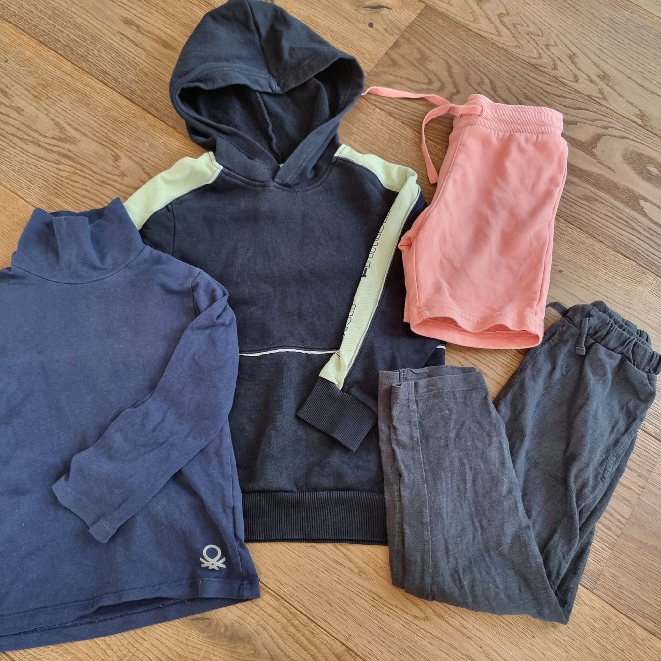 Benetton Lotti & Set di vestiti: Kinder Kleidung Set 4-teilig Grösse 110 – Usato da Gammen venduto da home_brocki