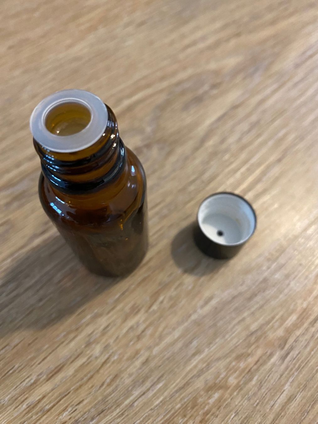 Flaconi: 110 bernsteinfarbige Mini Glasflaschen – Usato da Bischofszell venduto da sonixx 2