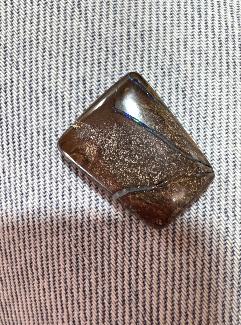 Fossilien: Opal 24ct  Australien winzige linien Opal mit Farben – Neu und originalverpackt aus Leuggern von gemshow 1