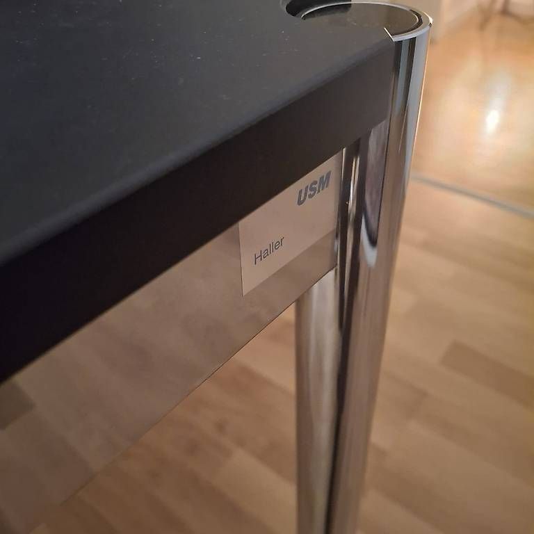 USM Scrivanie: Bürotisch USM Haller Black/Chrome-plated – Usato da Glattpark(Opfikon) venduto da Ric134