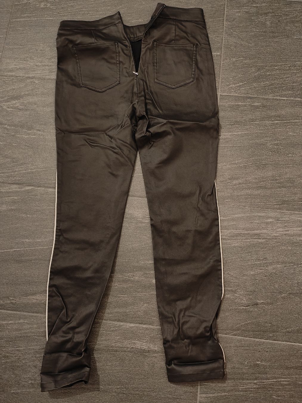 Pantaloni: Kunstlederhose – Nuovo (secondo la descrizione) da Adelboden venduto da Markusandra 1