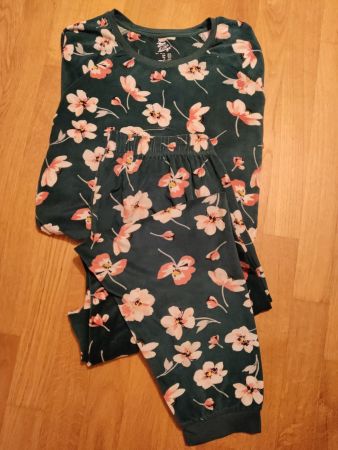 Gemütlicher Pyjama mit Blumenmuster - M