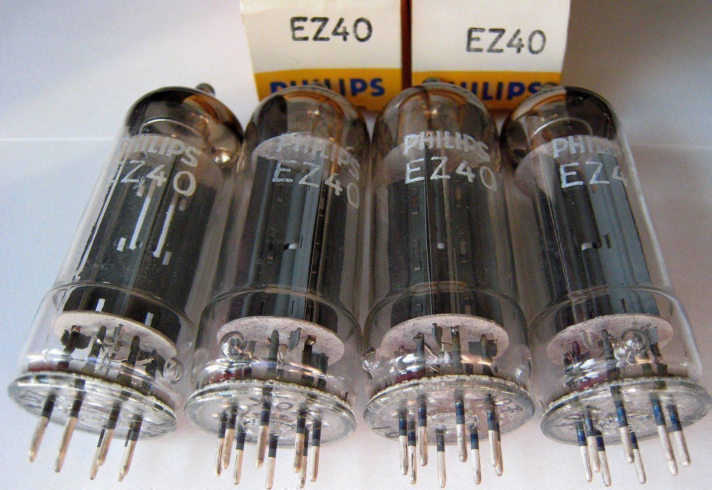 Philips Componenti elettronici: 4 Gleichrichter-Röhren EZ40, NOS, Philips – Nuovo (secondo la descrizione) da Biel/Bienne venduto da Oldradio 1