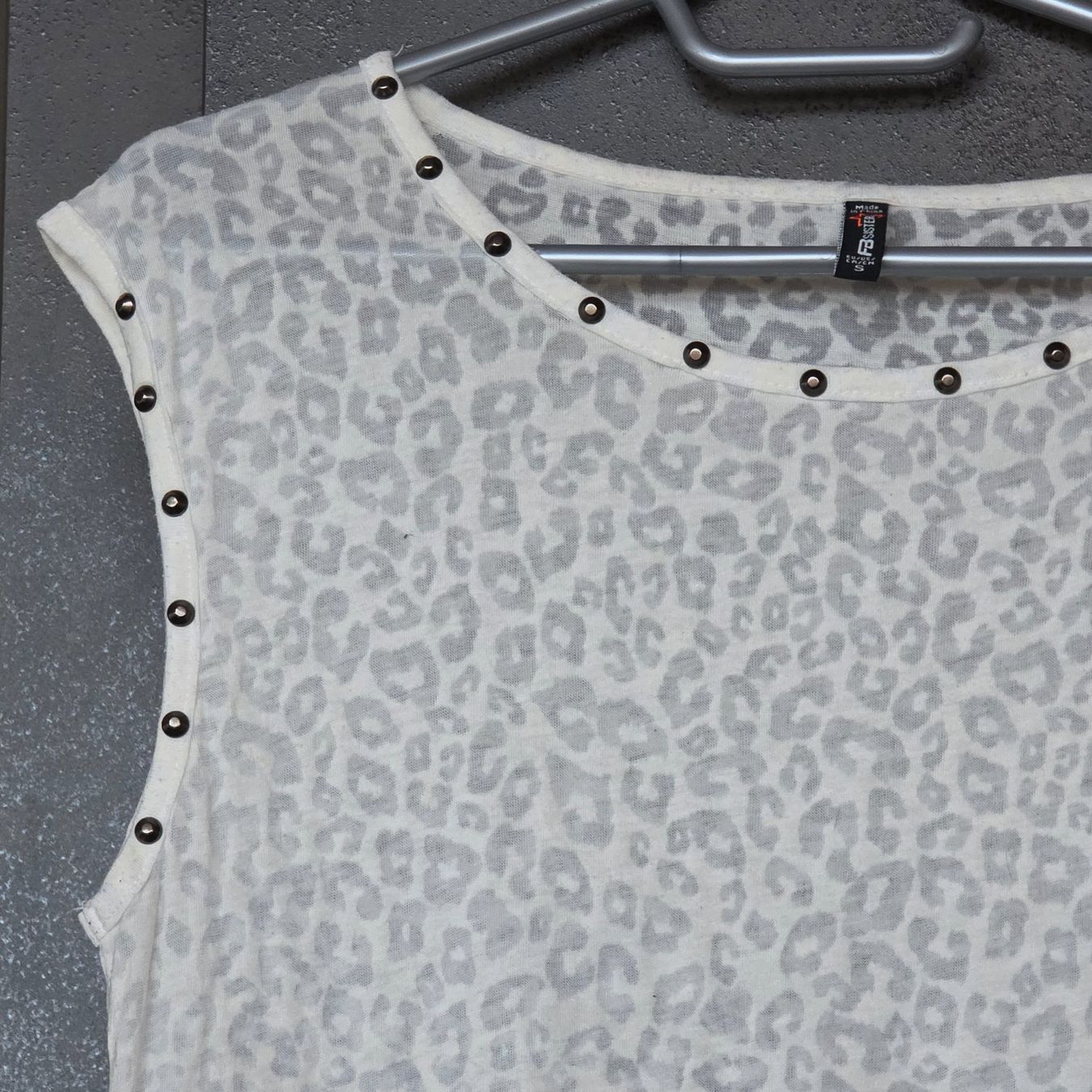 Tops: 🐸 TOP MIT TRANSPARENTEM LEO-MUSTER – Gebraucht aus Môtier (Vully) von Frogs 1