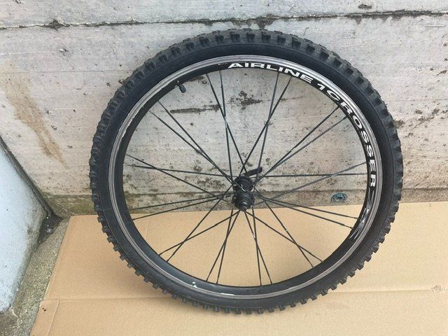 Pièces détachées: roue avant vélo 26' – D'occasion à Ursy par DK8 3