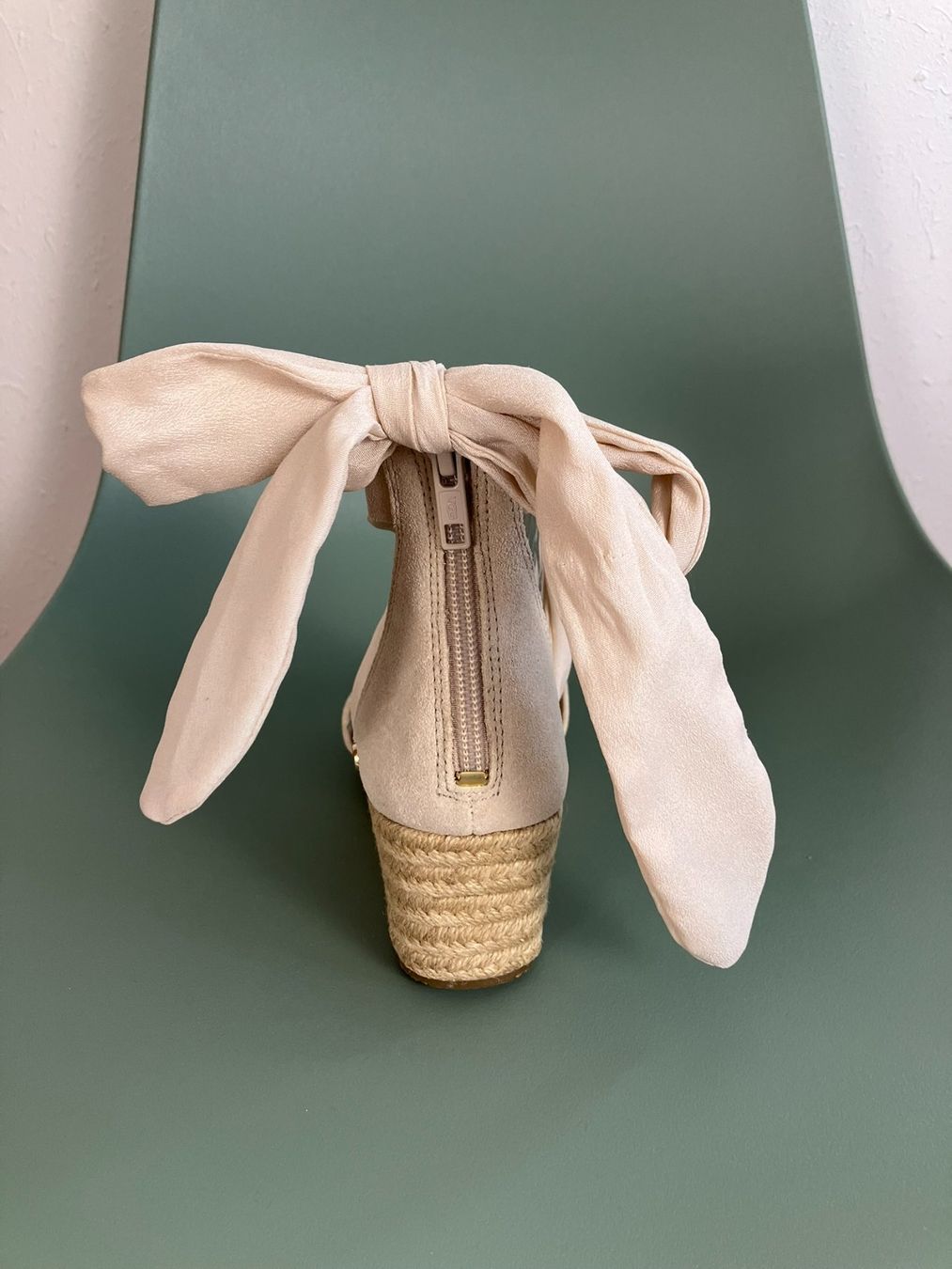 Ugg Chaussures femmes: UGG Sandalen mit Keilabsatz Gr.38 – D'occasion à Laupen ZH par kar_lfz6 2