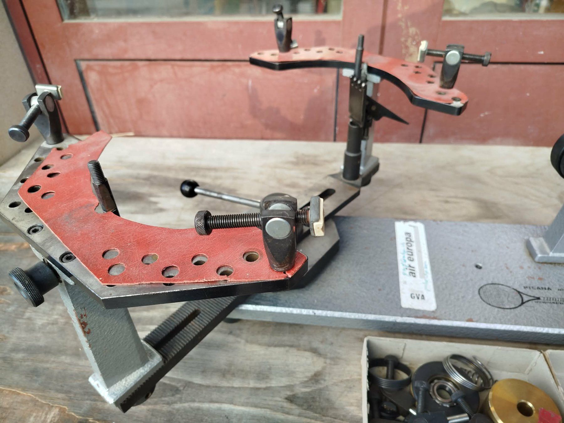 Tutti gli attrezzi: Machine à corder les raquettes de tennis. – Usato da La Chaux-de-Fonds venduto da Emmaus2300CDF 2