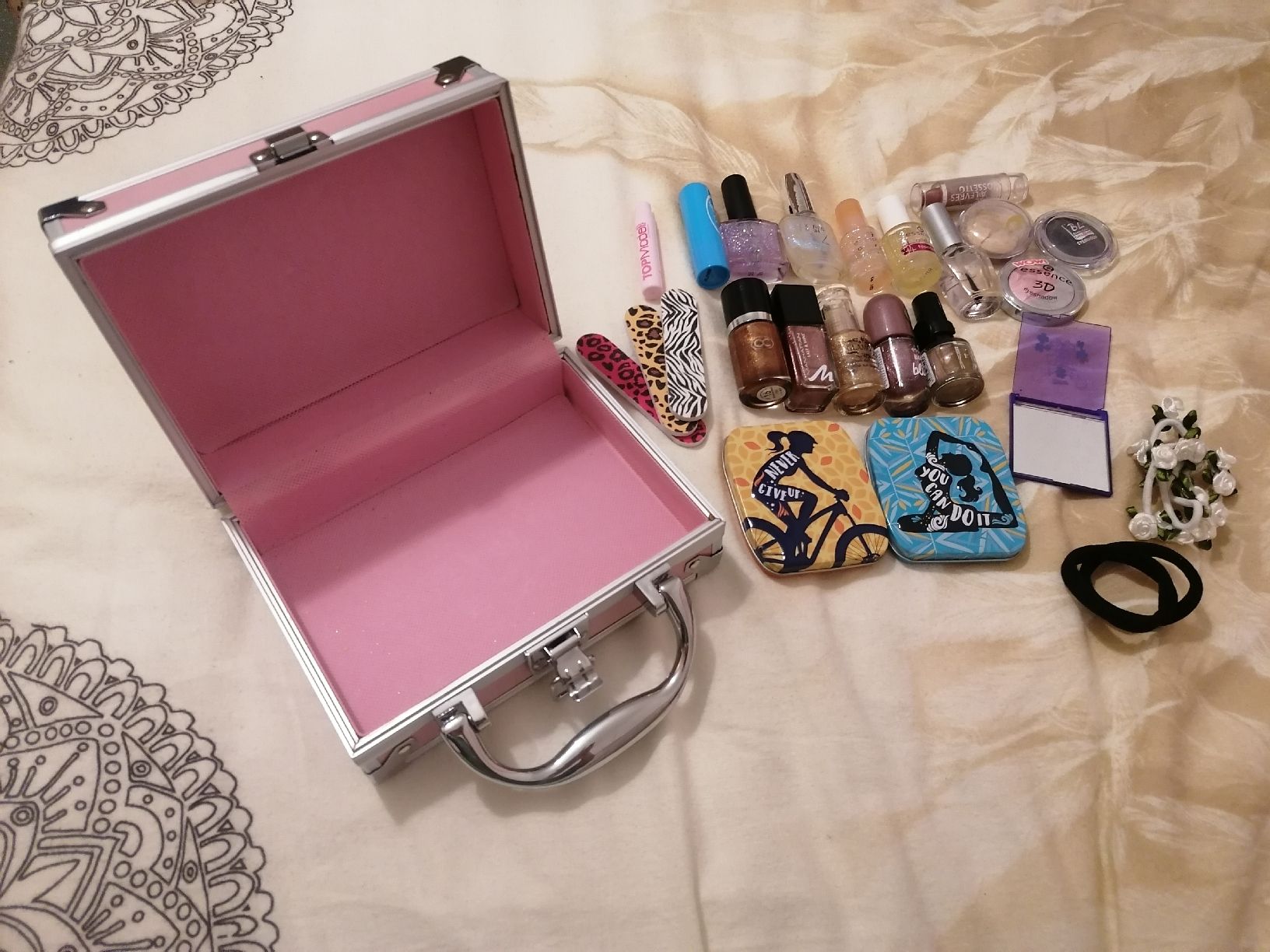 Make-up: Makeup Koffer Paris von Claire's mit Inhalt – Nuovo (secondo la descrizione) da Waltenschwil venduto da Cassie11 1