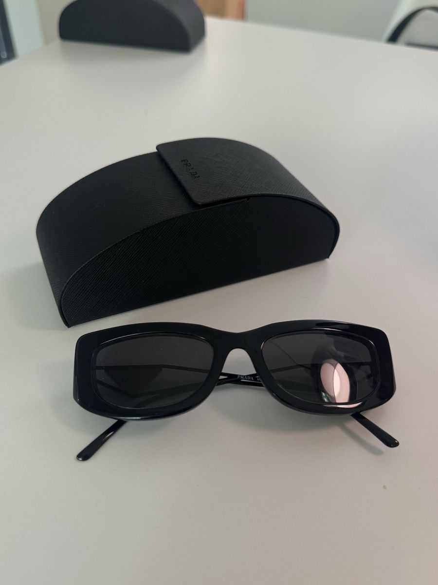 Prada Lunettes & Verres: Prada Sunglasses Black Rectangular with Case – D'occasion à Zürich par Anastasiya_g