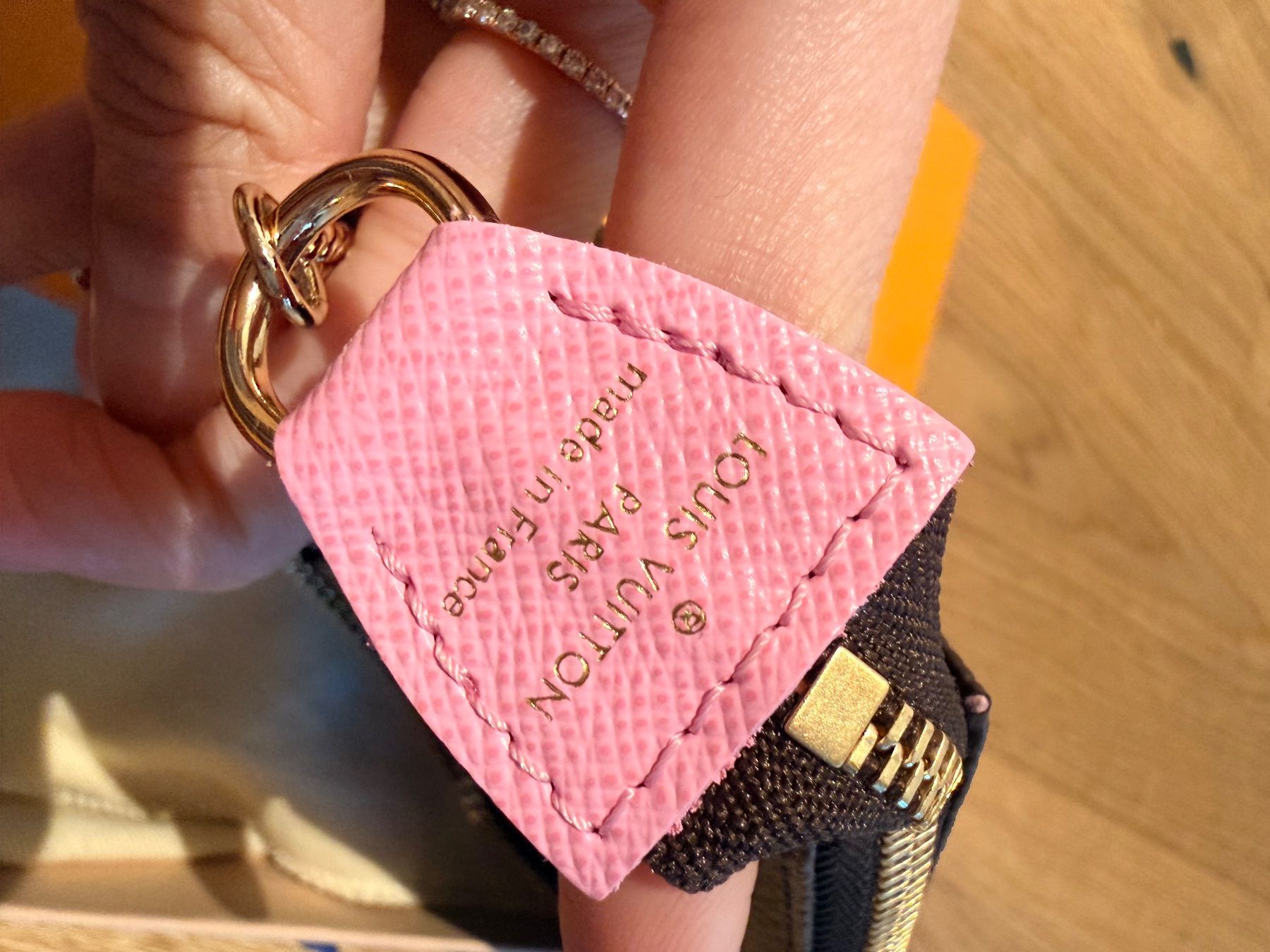 Louis Vuitton Taschen für Damen: 100% ORIGINAL LOUIS VUITTON MINI POCHETTE SPECIAL EDITION – Gebraucht aus Küssnacht am Rigi von Grittibaenz 4