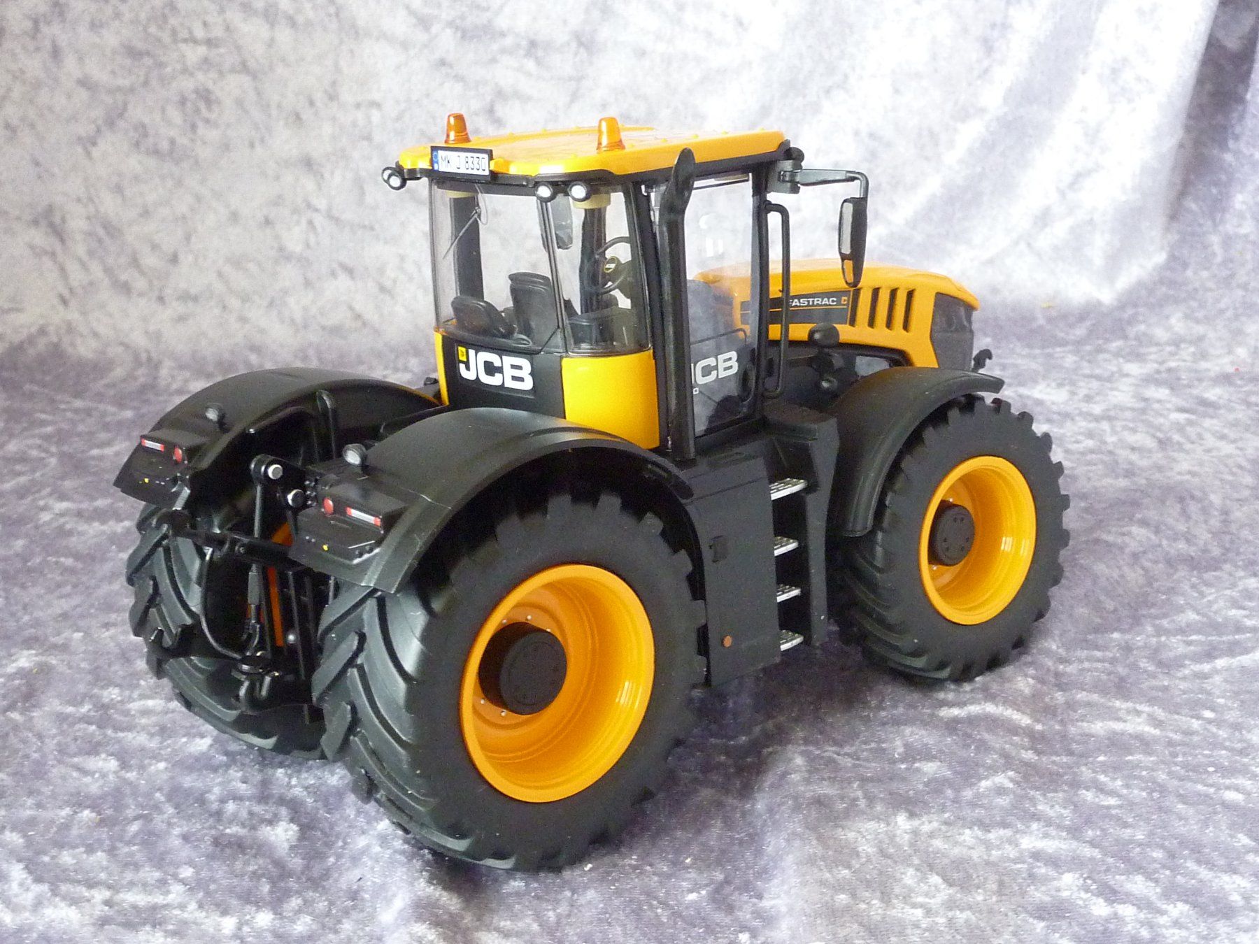 Wiking Modellbausätze & Standmodelle: JCB Fastrac 8330 1:32 – Neu (gemäss Beschreibung) aus Dürrenäsch von modellautos4you 3