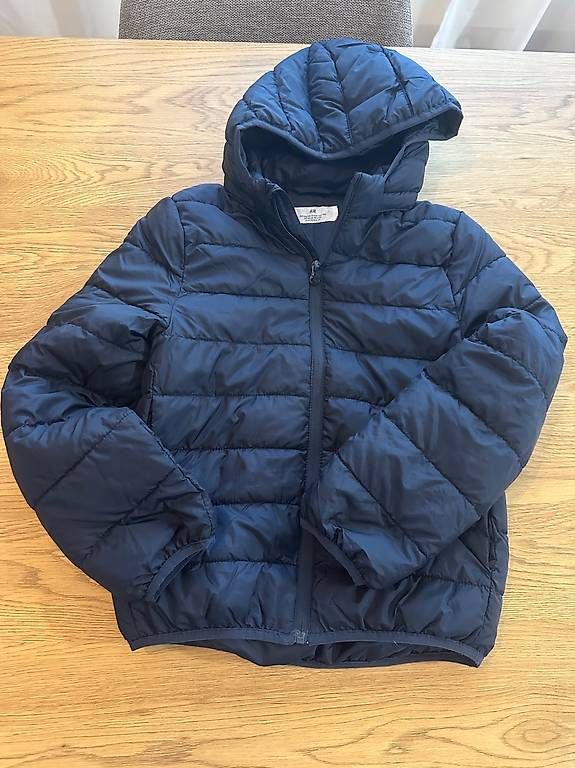 H&M Jacken & Mäntel: Daunenjacke dunkelblau Gr. 134/140 – Gebraucht aus Langnau i. E. von hul_kqv6