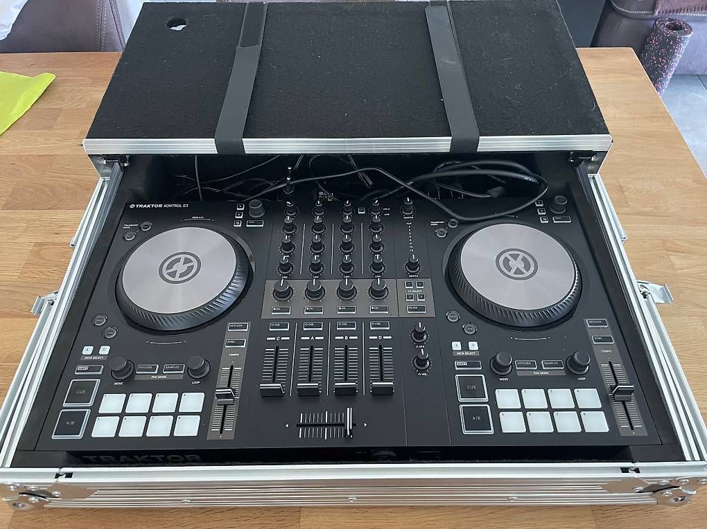 Console di mixaggio: DJ Controller Traktor S3 mit Original Case und Software – Usato da Stäfa venduto da tinomusic