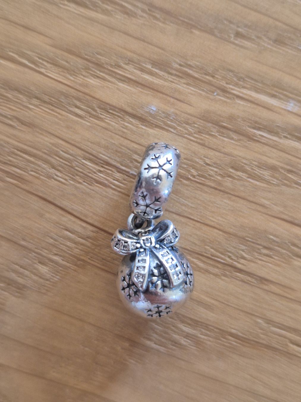 Pandora Ciondoli: Pandora Anhänger Weihnachtskugel Schneeflocken 925 Silber – Usato da Zuzgen venduto da SaBee91 1