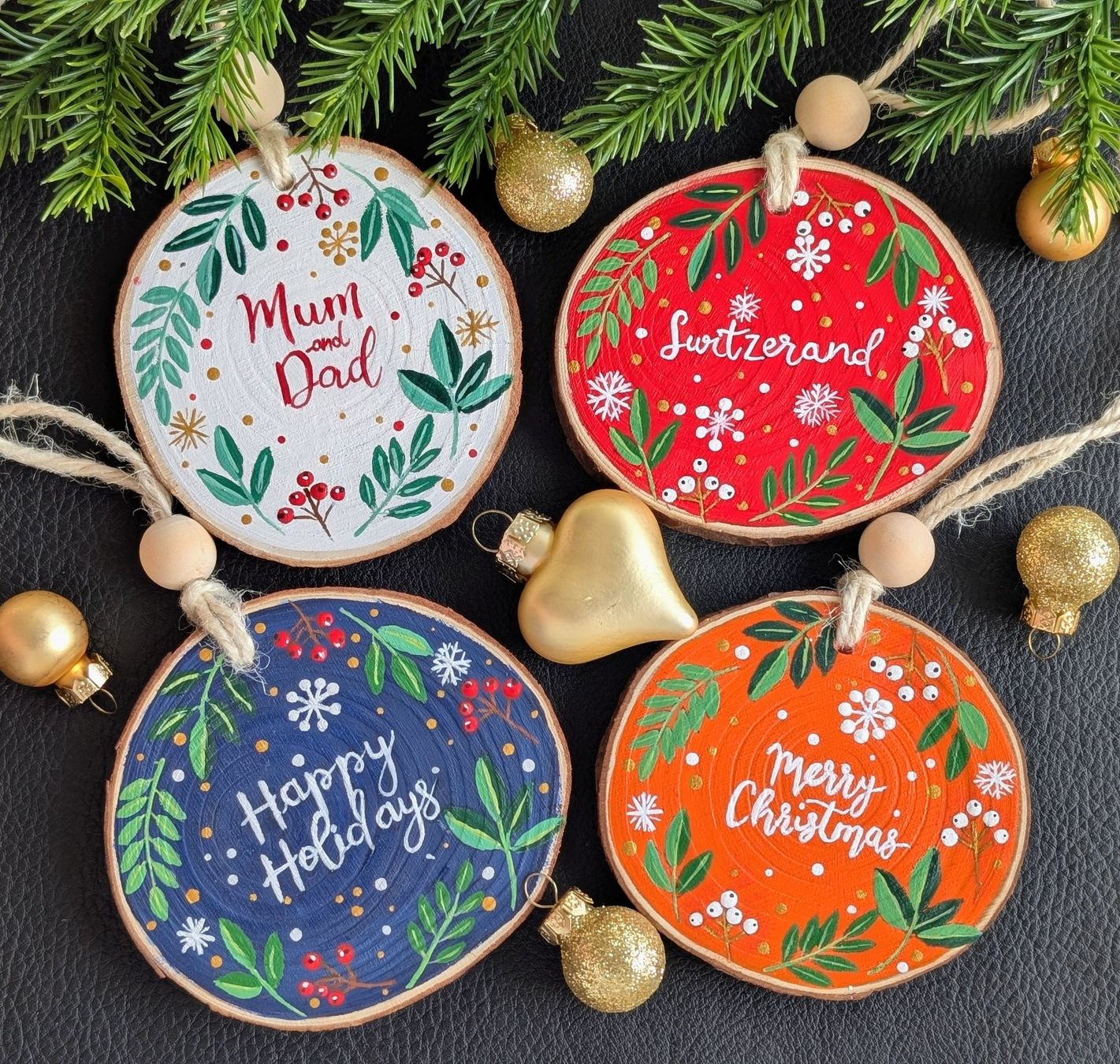 Alle Dekorationen: Handmade Wood Slice Christmas Ornaments – Neu und originalverpackt aus Winterthur von LaVieColor