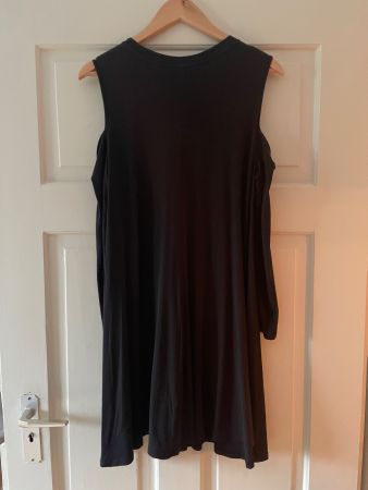 Kleid mit Cut-outs an den Schultern