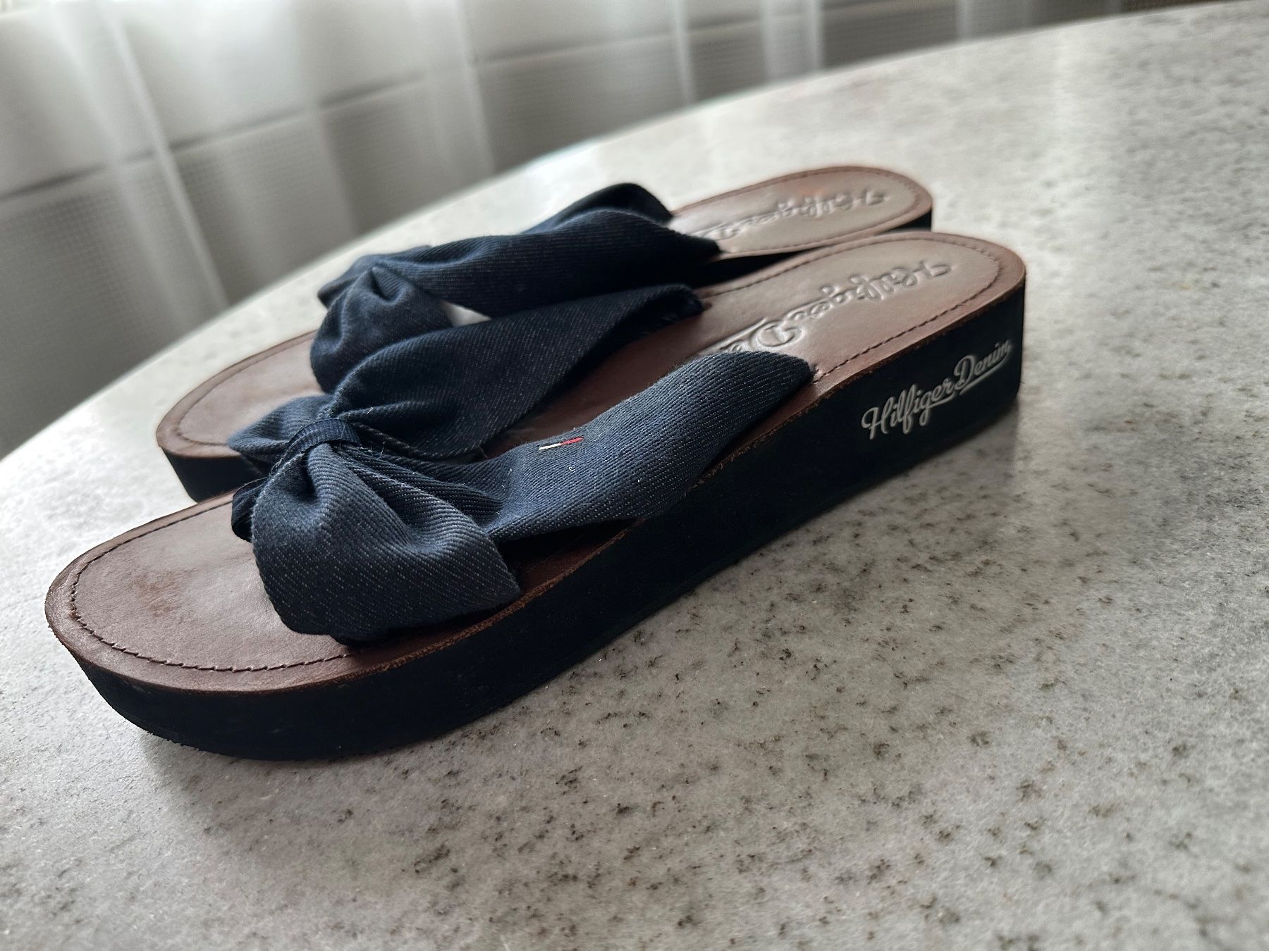 Tommy Hilfiger Damenschuhe: Tommy Hilfiger Flip Flops – Gebraucht aus Rotkreuz von ang_s7kc 1