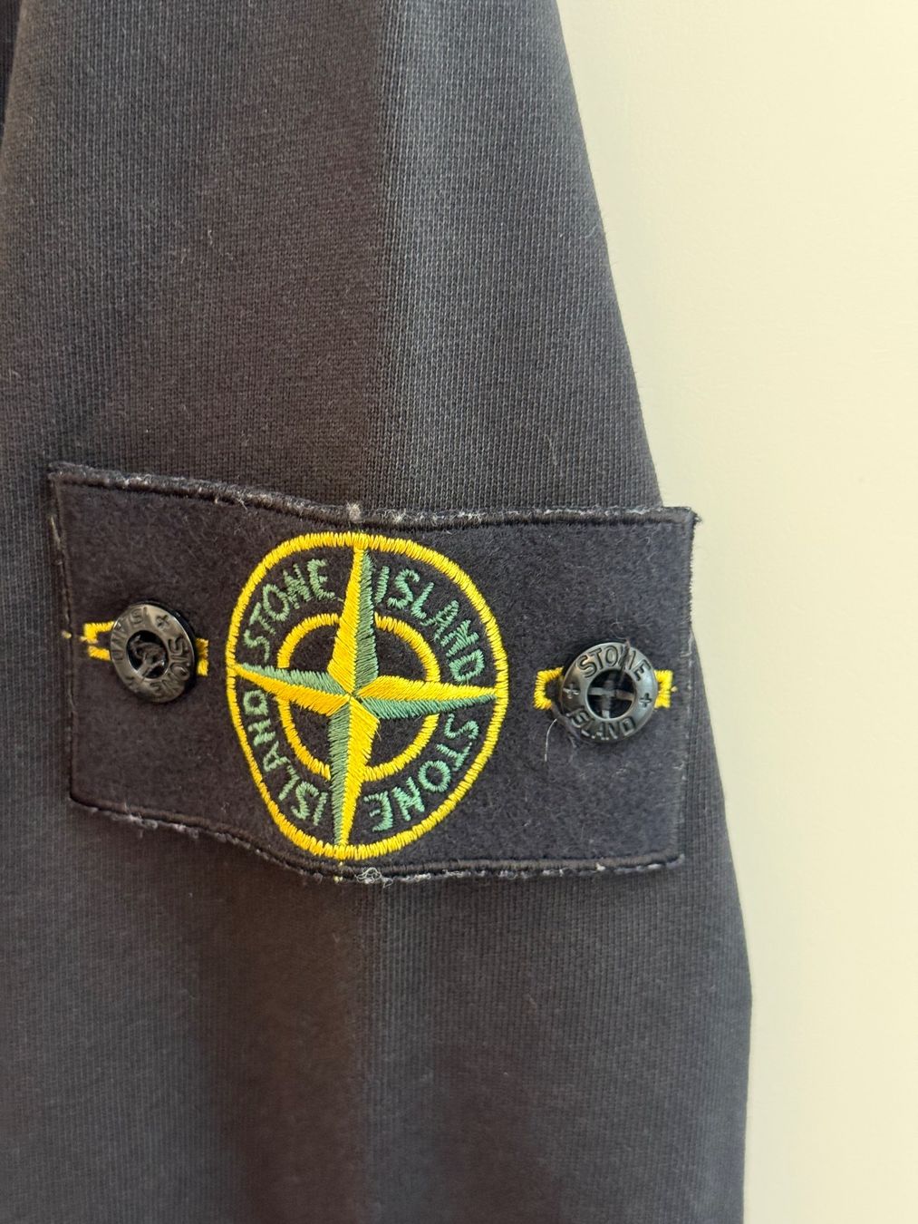 Stone Island Pulls & Sweat-shirts: Stone Island Pullover Patch schwarz Grösse S guter Zustand – D'occasion à Illnau par Bigmama14 1