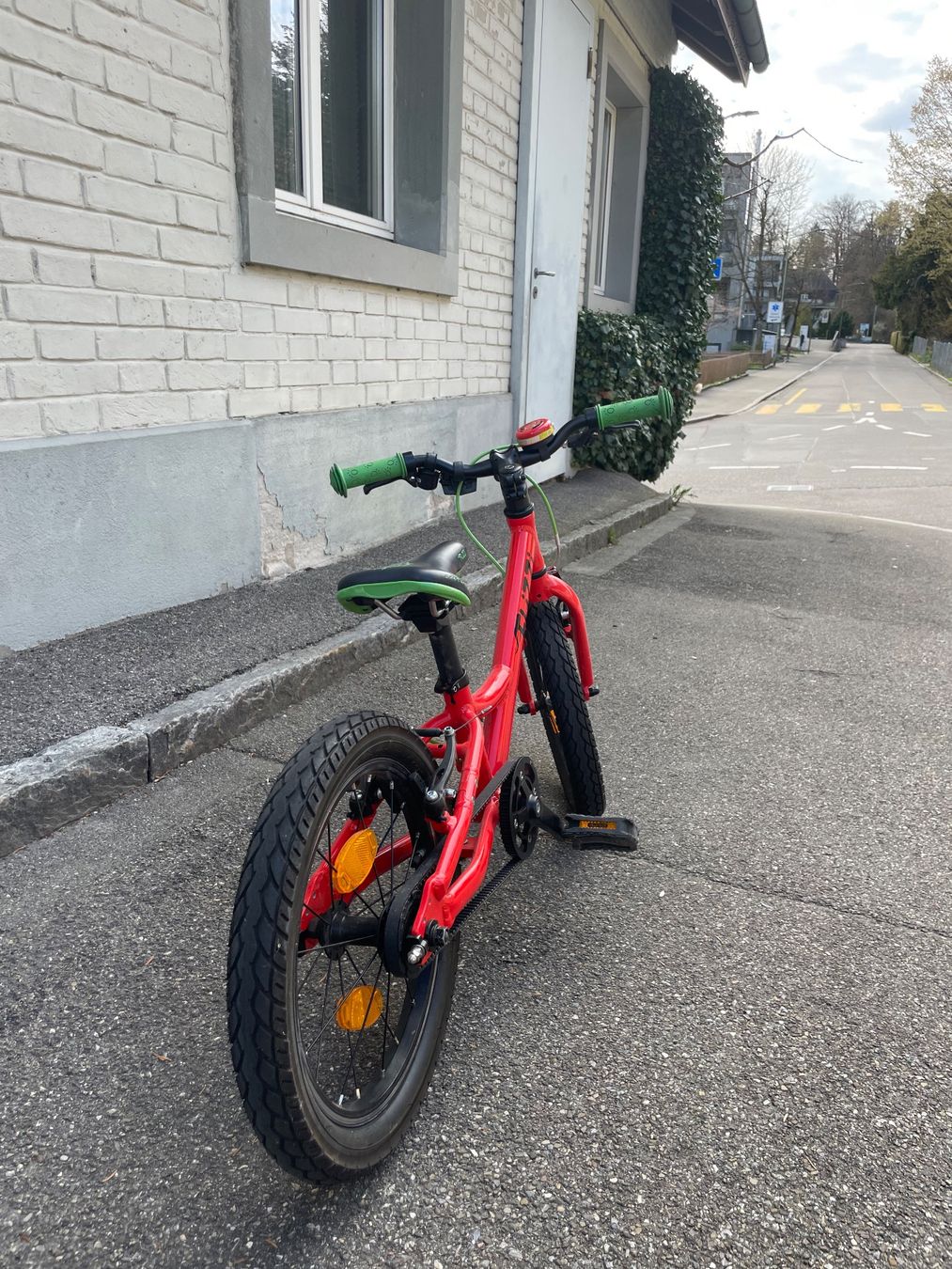 Flizzi Velos: FLIZZI Kinderfahrrad, 16 Zoll, Top Zustand, Rot – Gebraucht aus Winterthur von yan_hc76 3