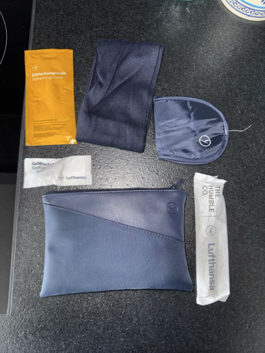 Kosmetikkoffer: Lufthansa Business class Reise-Set, ungebraucht – Neu (gemäss Beschreibung) aus Kloten von Tanjaselina
