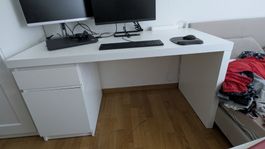 Schreibtisch weiss mit Schubladen. Neupreis 169 CHF