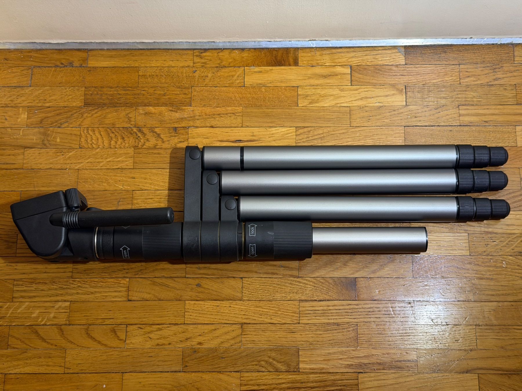 Treppiedi & Teste: Trépied Cullmann Video Magic - defectueux mais utilisable – Difettoso da GENÈVE venduto da triple7ch 1