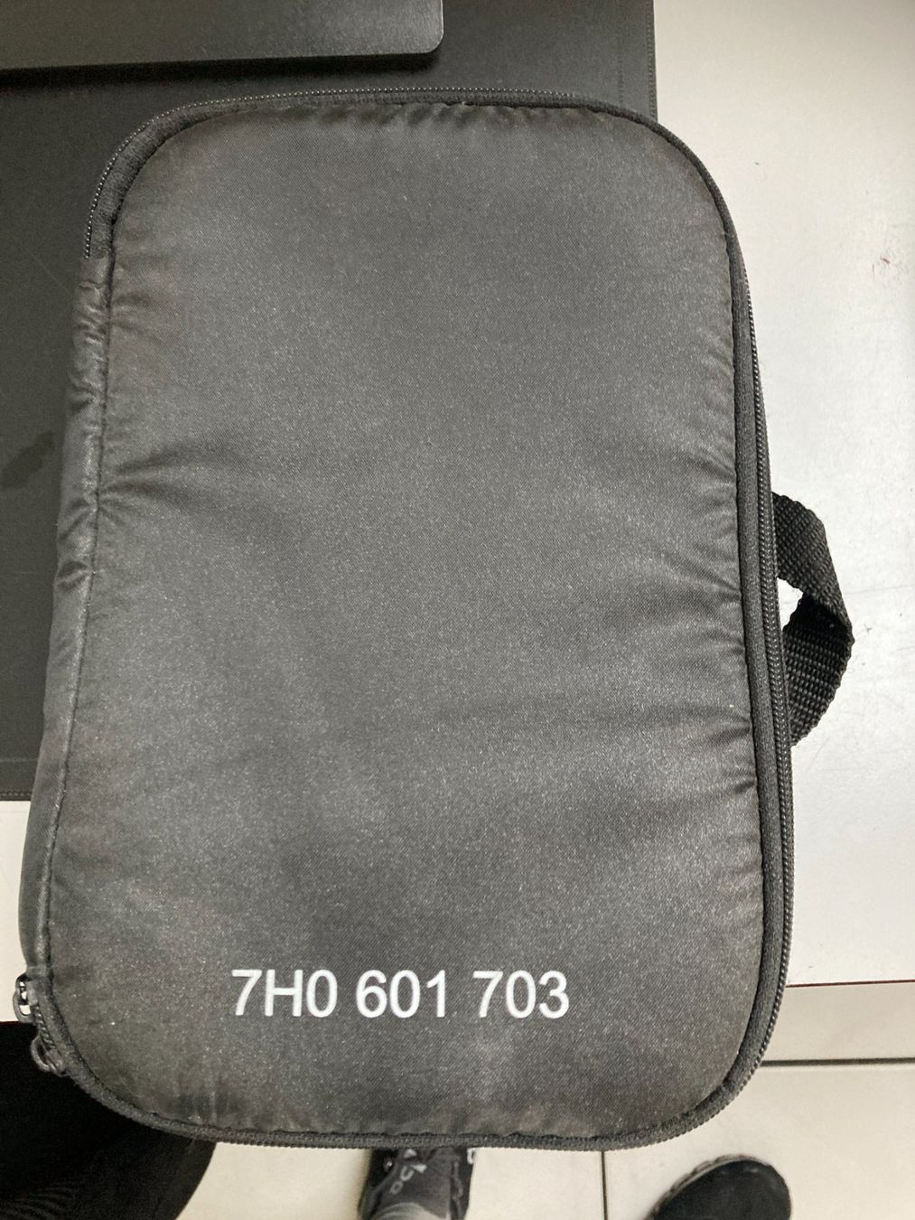 Volkswagen Tutti pezzi di ricambio auto: VW Reifendichtmittel + Kompressor 7E0601703A T5 T6 – Usato da Cham venduto da WB2223