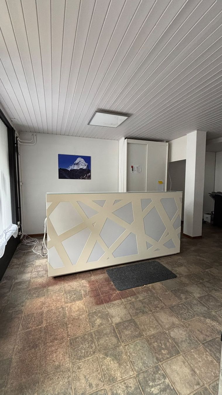 Allestimento di negozi e stand fieristici: Réception bureau moderne design géométrique crème – Usato da Rebeuvelier venduto da facenordsa 2