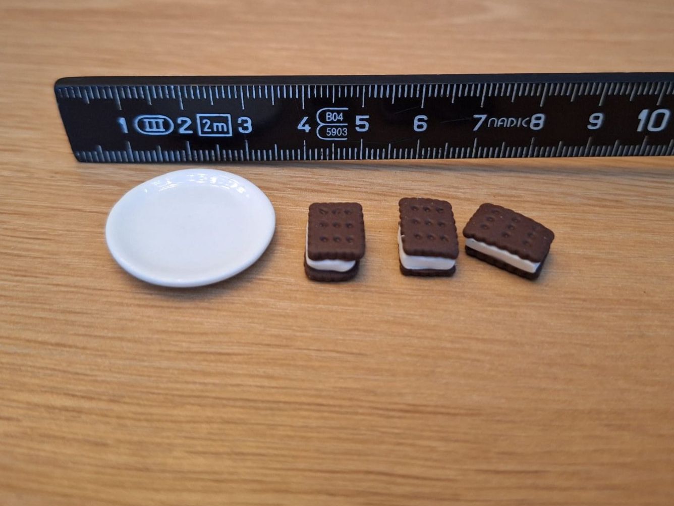 Case e mobili per bambole: Handmade Milchschnitten auf Keramik Teller – Nuovo (secondo la descrizione) da Zürich venduto da HandmadeTinyFood 1