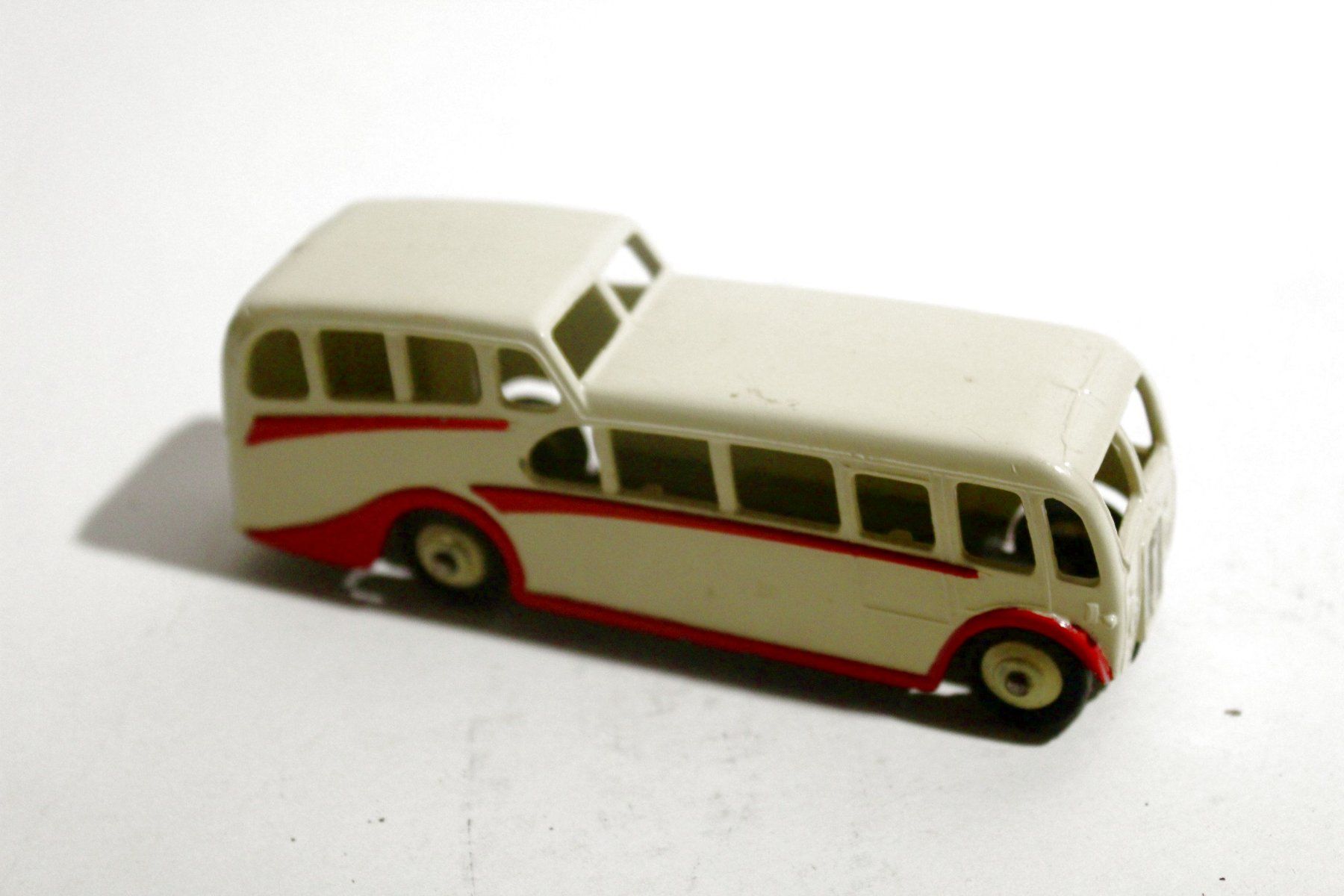Dinky Toys Modellini d'auto: DINKY TOYS / MECCANO Observation Coach, creme/rot – Usato da Bern venduto da kultiges