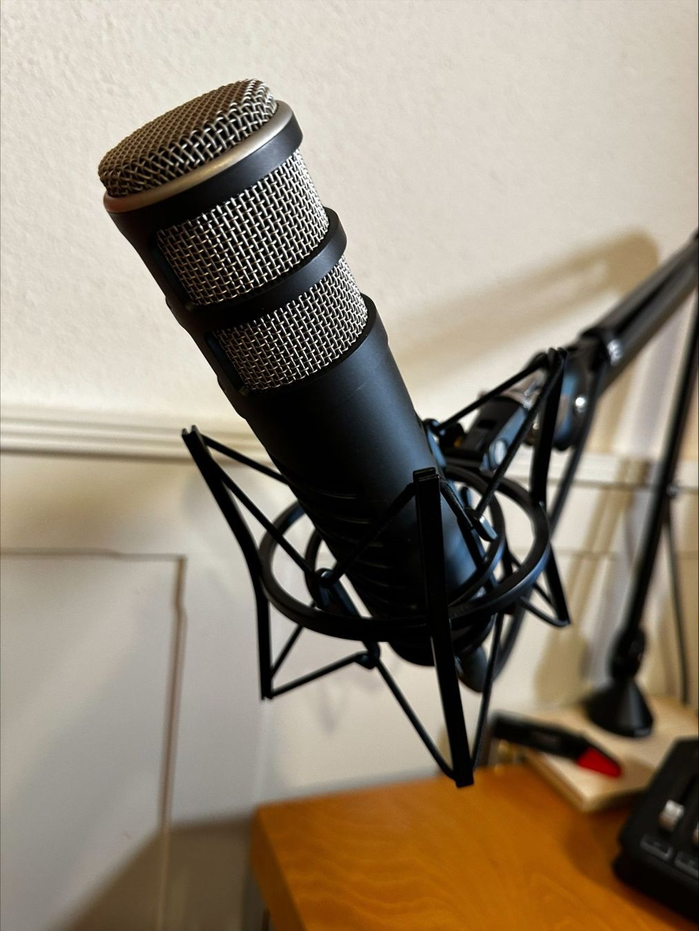 Røde Mikrofone: Rode Procaster set mit Shock Mount & Studio arm – Neu (gemäss Beschreibung) aus Unterkulm von  3