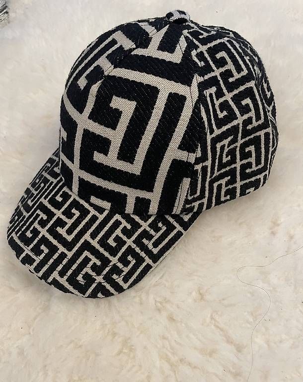 Balmain Hüte, Mützen & Caps: BALMAIN Cap – Gebraucht aus Uitikon Waldegg von Lily_Store