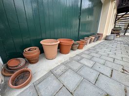 Pôts de plantes en terracotta, platre et brique