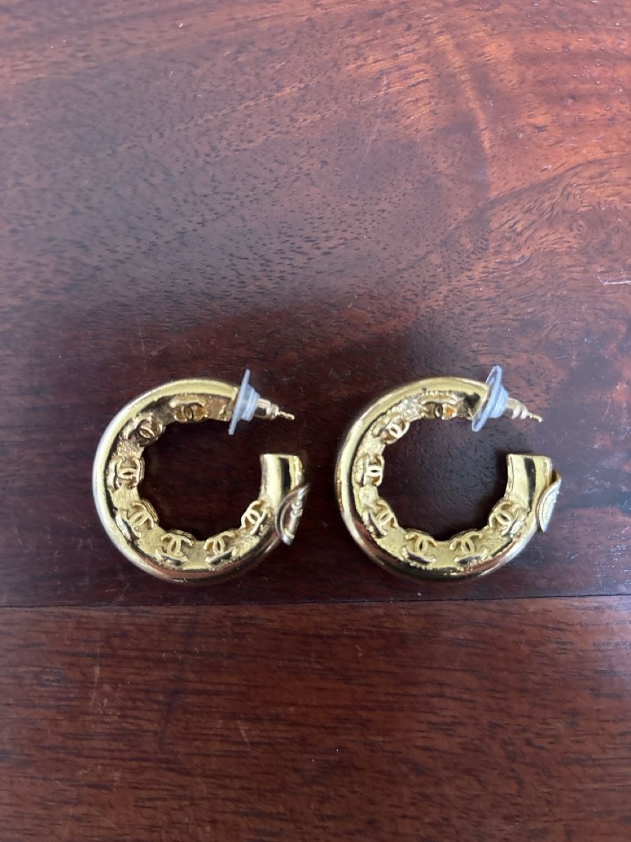 Chanel Ohrringe & -stecker: Tolle Chanel Creolen Ohrringe – Gebraucht aus Bern von agata89
