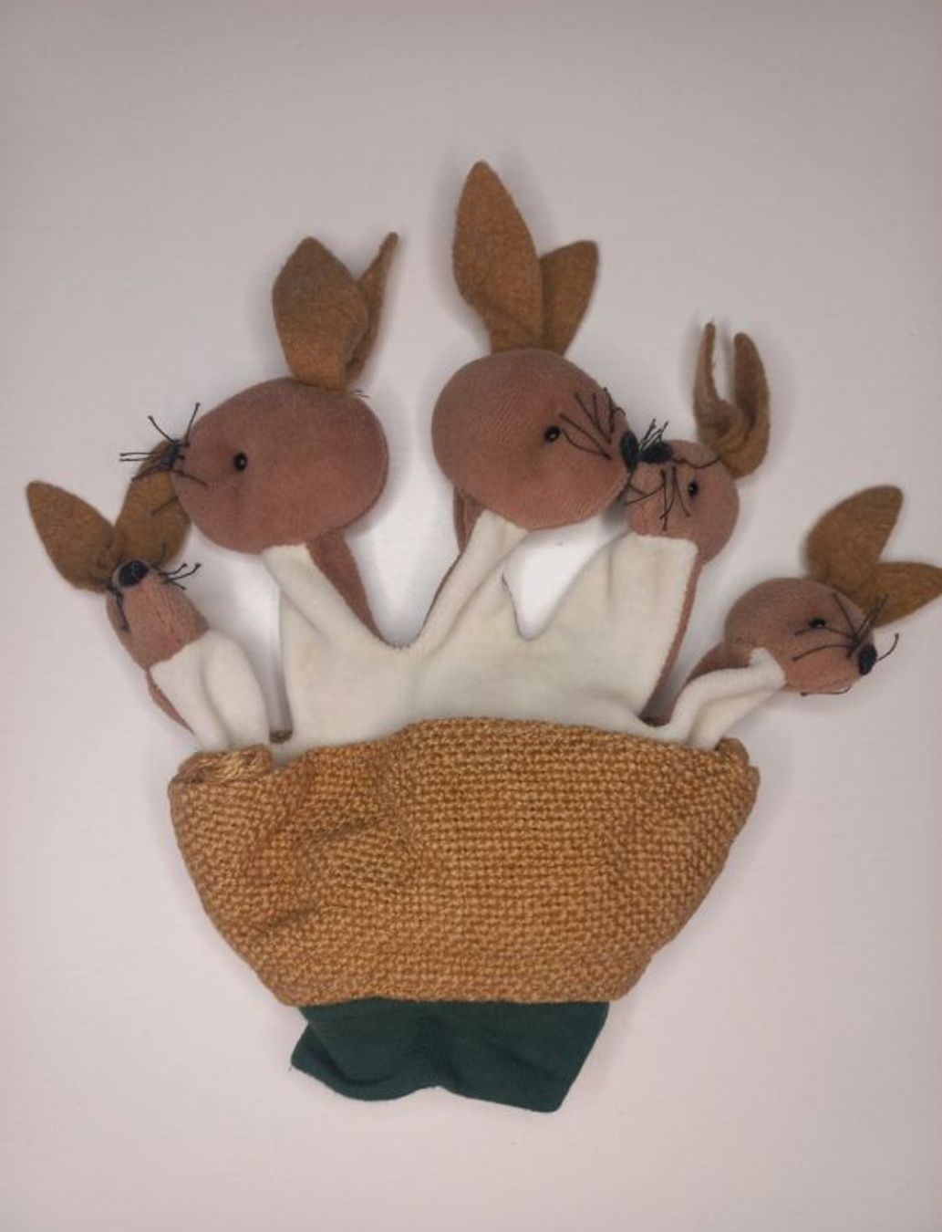 Giocattoli: Hasen im Korb - Handpuppe - Ungarn – Usato da Wangen b. Olten venduto da SecondStory4u