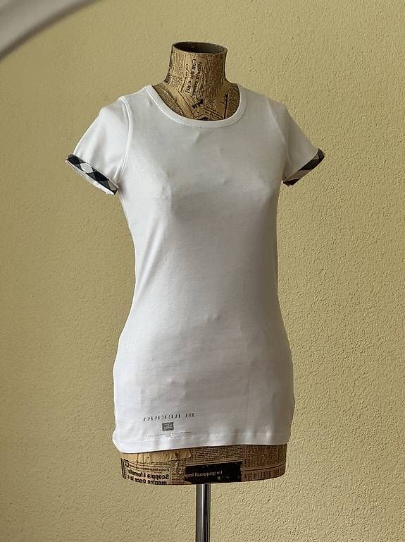 Burberry T-Shirts: Burberry Tshirt – Neu (gemäss Beschreibung) aus Rotkreuz von Mini_mela33