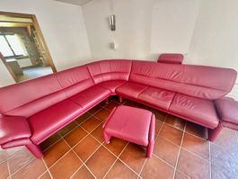 Grosses Ecksofa Leder rot mit Hocker – 285x250
