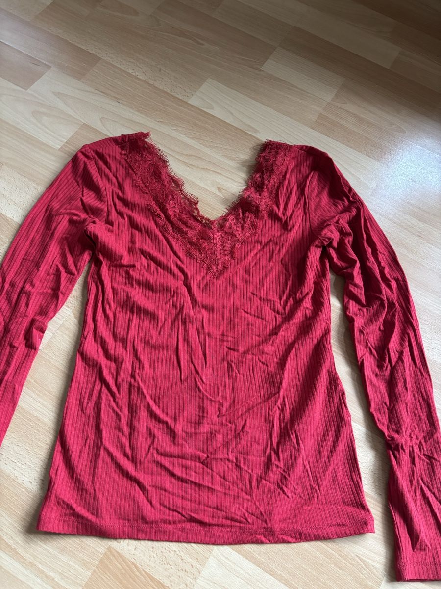 Pullover & Sweatshirts: Roter Pulli – Gebraucht aus Steffisburg von suunnaunn