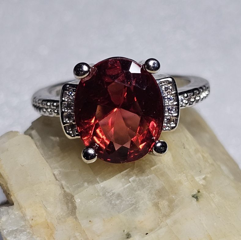 Anelli: Klassischer Ring mit rotem Zirkonia, 925 versilbert, Gr. 8 – Nuovo (secondo la descrizione) da Grenchen venduto da maretop