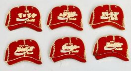 6 Coca-Cola Pins  Mützen  fremde Schriftzüge