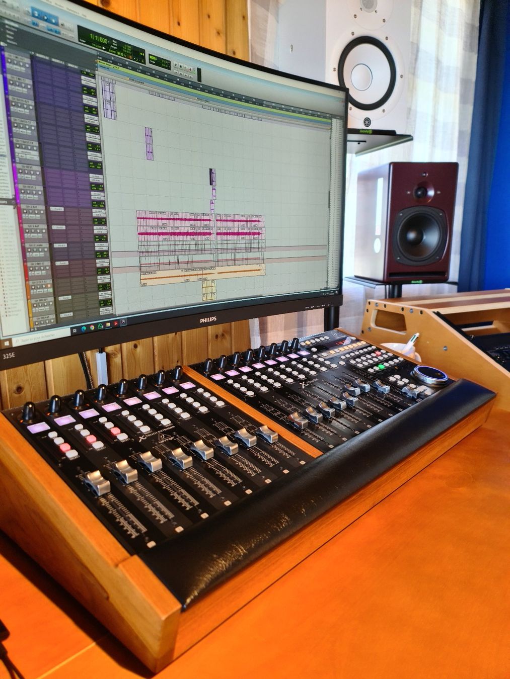 Behringer Mischpulte: Behringer X-Touch + Extender In Custom LUX Walnut Casing – Gebraucht aus Farvagny-le-Petit von dru_w5b6 3