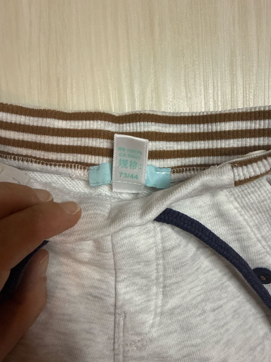 Hosen: Grey jogging bottoms with striped cuffs, size 12 months – Gebraucht aus Effretikon von lio_gjr8 1