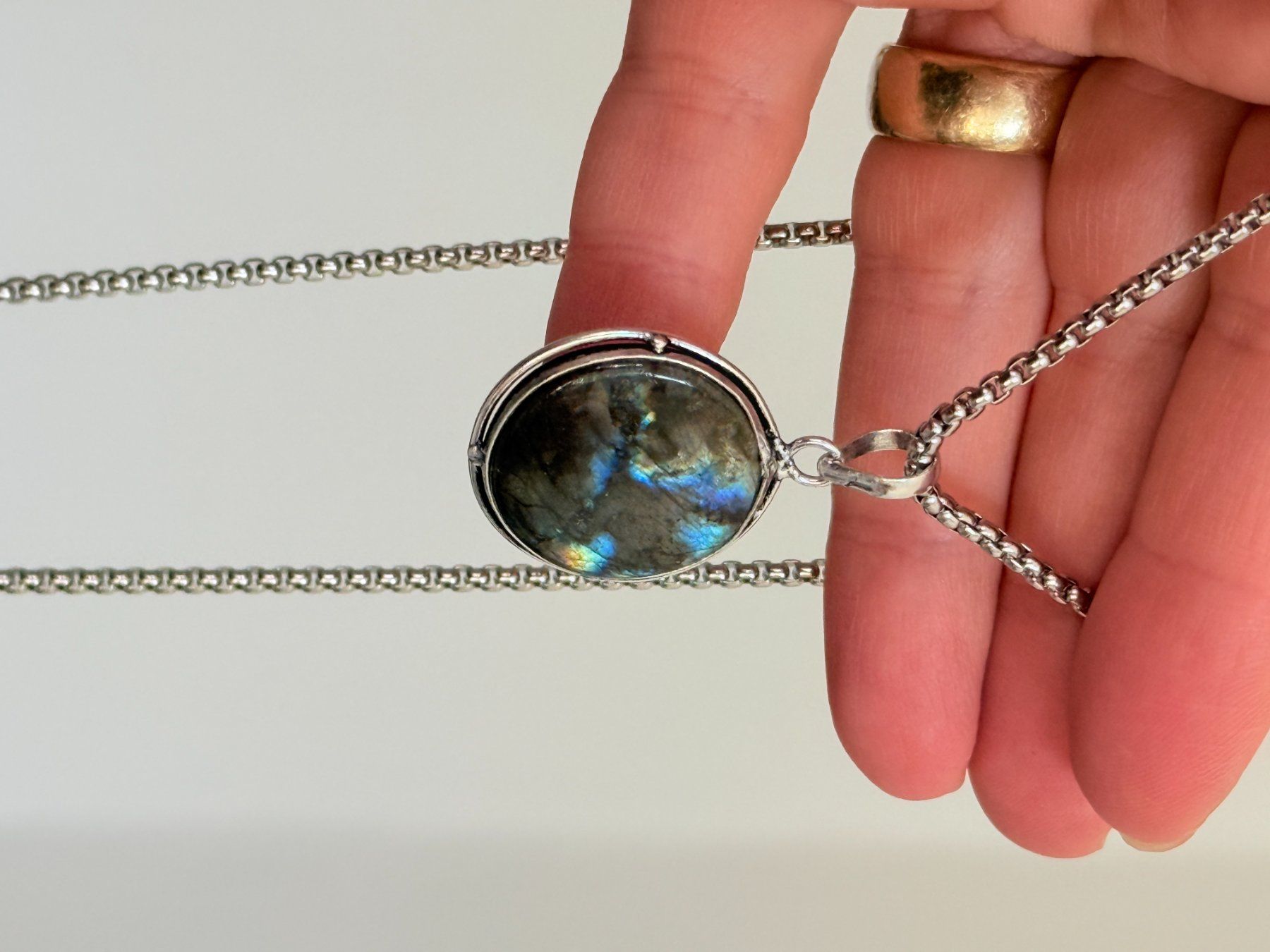 Ketten: Collier avec pendentif labradorite – Neu und originalverpackt aus Genève von AGBERG 1