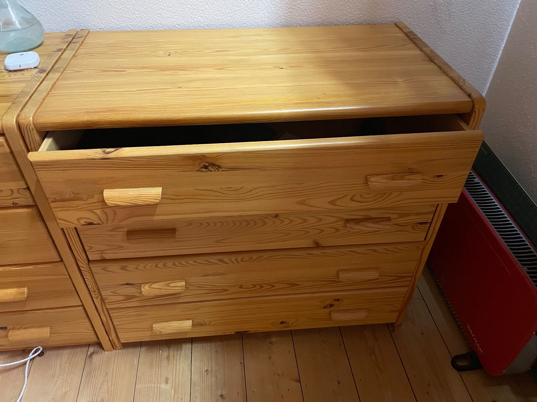 Kommoden: Kiefer Kommode, geräumig und robust! – Gebraucht aus Hausen am Albis von  1
