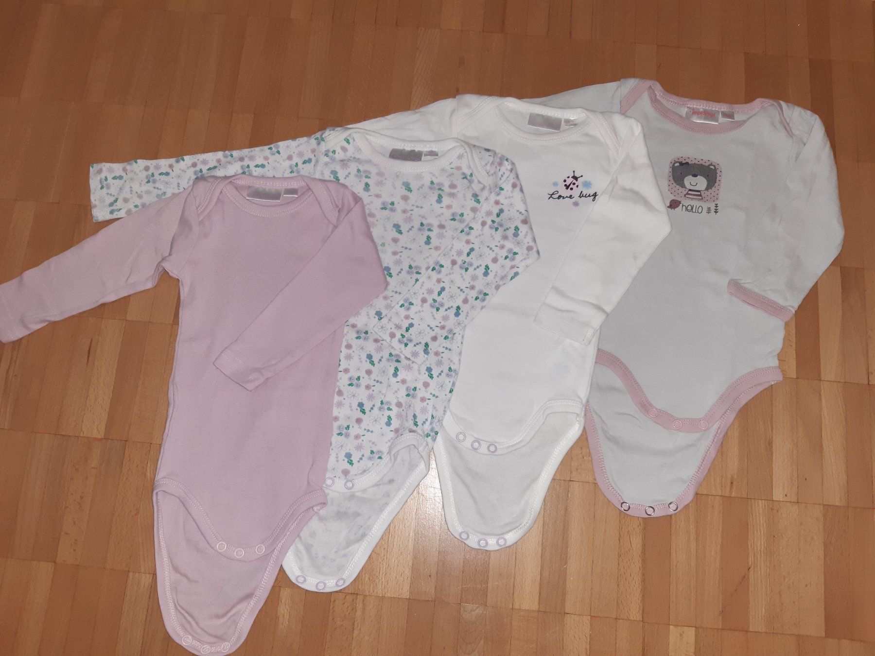 Kleiderpakete & -sets: 4 langarm Bodys Gr. 74/80 (impidimpi) – Gebraucht aus Urdorf von core8