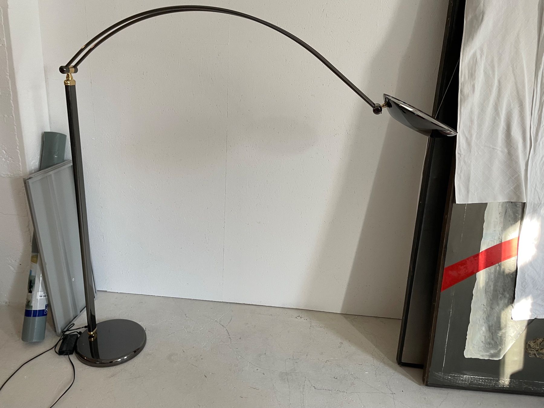 Lampade: Lampadaire arc moderne, design élégant, années 90. – Usato da Pully venduto da Mazette