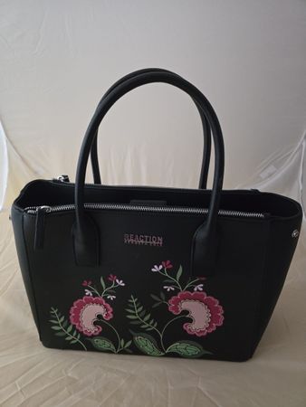 Schwarze Handtasche mit Blumenmuster, neuwertig!