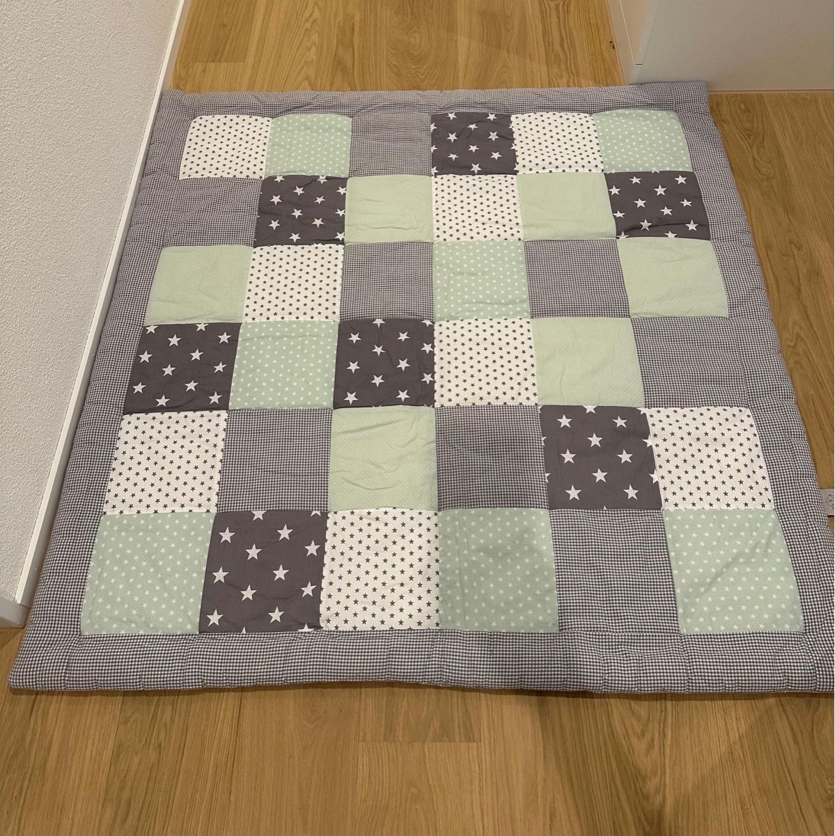 Decken: Krabbeldecke Patchwork Sterne Mint Grau Grösse ca 120x120cm – Gebraucht aus Frick von Ant_G