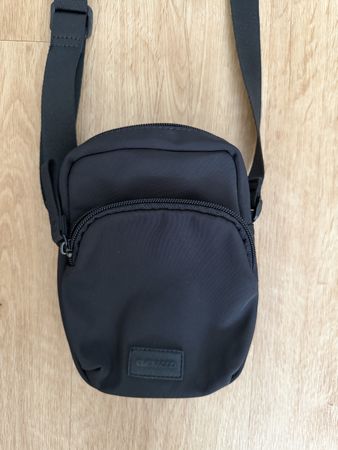 kleine Umhängetasche / schwarz / even&odd